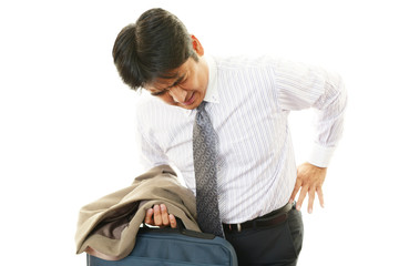 腰痛を訴えるビジネスマン