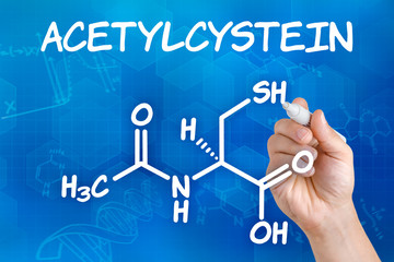 Hand zeichnet chemische Strukturformel von Acetylcystein