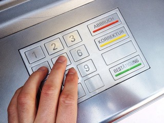 Eingabe des Pins am Geldautomaten