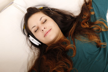 Musik hören auf dem Bett