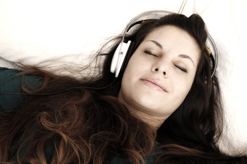 Musik hören auf dem Bett