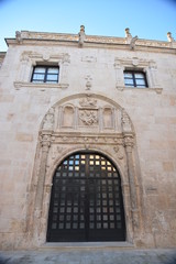 Fototapeta na wymiar Stary budynek z kamienia wewnątrz kampusu w Burgos