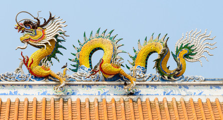 Fototapeta premium Chinese dragon on a temple's roof