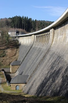 Staumauer der Aggertalsperre bei Gummersbach im Bergischen Land