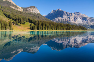 Fototapeta na wymiar Emerald Lake Reflections