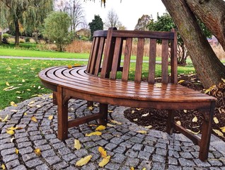 Runde Gartenbank im Herbst