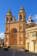 Fototapeta na wymiar kościół w wiosce Marsaxlokk na wyspie Malcie
