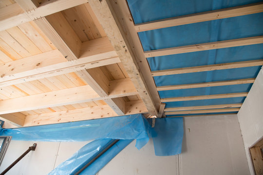 Neubau Holzhaus: hier Holzbalken und erste Isolierung