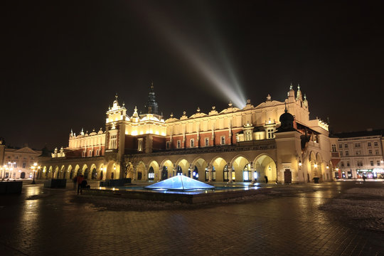 Fototapeta Sukiennice nocą  2