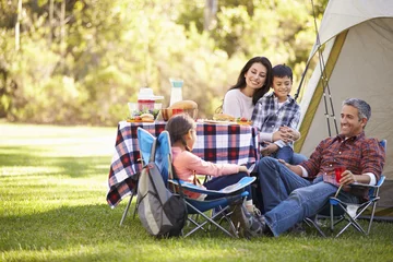 Papier Peint photo Lavable Camping Famille profitant de vacances en camping à la campagne