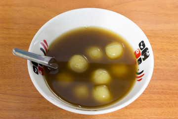 Sesame filled flour balls in ginger tea