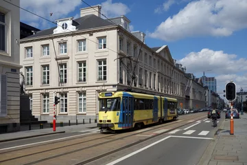 Papier Peint photo Lavable Bruxelles tram jaune en Bruxelles