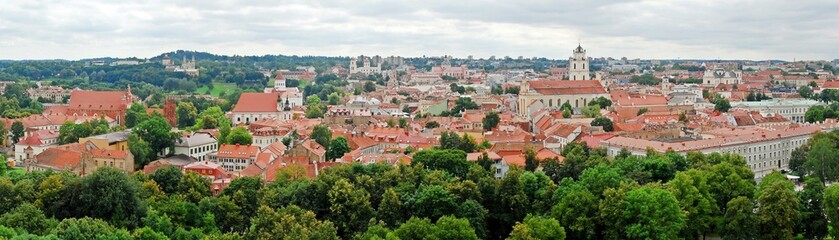Fototapeta na wymiar Zobacz na zielonej Wilnie starego miasta w okresie letnim