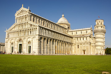 Fototapeta na wymiar Piza Plac Katedralny z zielona trawa na łące i jasne blu