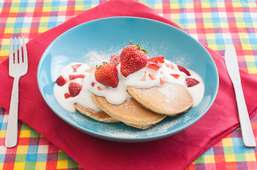 いちごと生クリームののったパンケーキ