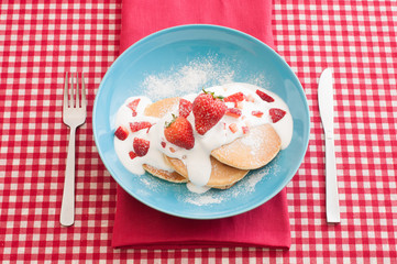 いちごと生クリームののったパンケーキ