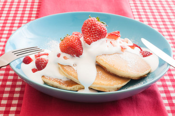 いちごと生クリームののったパンケーキ