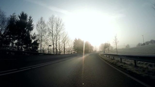 Fahrt auf Landstra&szlig;e am Morgen