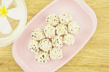 Popped rice mix black sesame  on pink tray