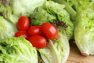Green salad with fresh tomatoes, red.