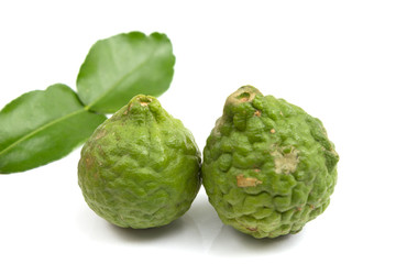 Obraz premium Bergamot and bergamot leaves isolated on white background