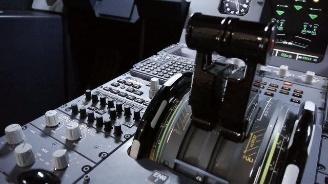 Cockpit eines Airbus A320 - Instumententafel