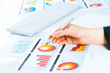 Obraz premium female hand pointing to the financial growth chart