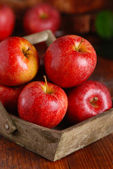 mele rosse biologiche nella cassetta di legno