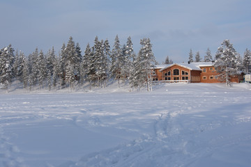 Lodge aan bevroren meer Lapland