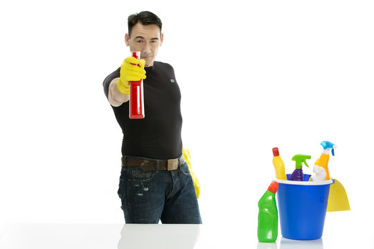 Reinigungskraft zielt mit Spr&uuml;hflasche auf den Betrachter