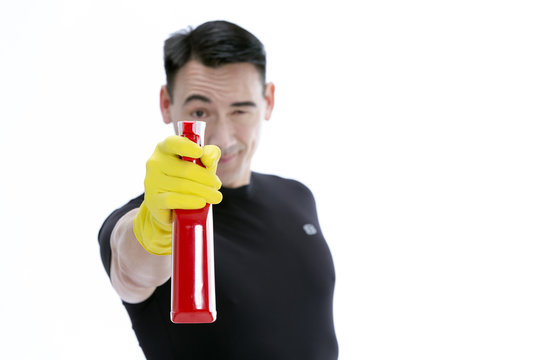 Hausmann zielt mit Spr&uuml;hflasche in Richtung Betrachter