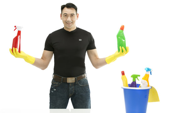 Reinigungskraft l&auml;chelt & h&auml;lt links + rechts Reinigungsmittel