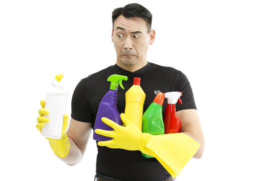 M&auml;nnliche Reinigungskraft guckt verduzt auf den WC-Reiniger