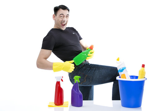 Hausmann spielt Luftgitarre mit Reinigungsmitteln