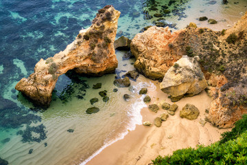 Felsiger Strand mit klarem Wasser