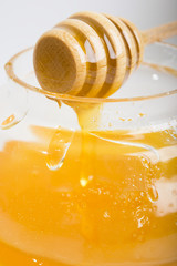 drops of honey on the jar