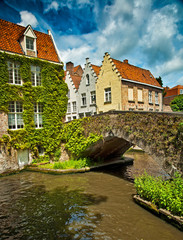 Fototapeta na wymiar Domy wzdłuż kanałów w Brugii czy Brugia, Belgia