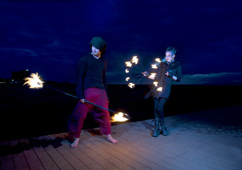 Naklejka premium Fire show with fire-juggling