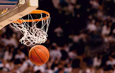 Fototapeten Erzielen der Siegpunkte bei einem Basketballspiel © Brocreative