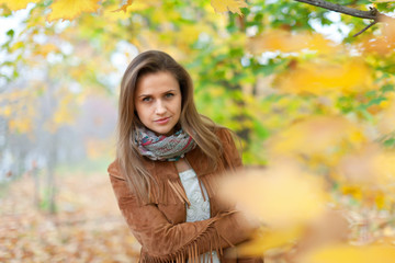 Fototapeta na wymiar beauty girl in autumn park