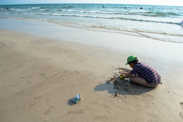 Obraz premium boy playing at the sea sitting
