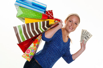 Frau mit Einkaufstaschen beim Shopping