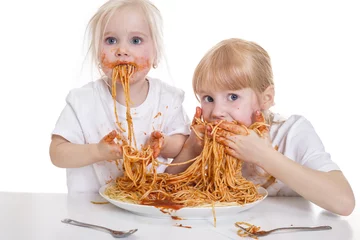 Fototapeten zwei Mädchen essen Spaghetti © StefanieBaum
