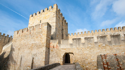 Fototapeta na wymiar Ściana i wejście zamek Sao Jorge. Lizbona, Portugalia.