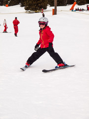 Fototapeta na wymiar small girl skiing