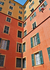 Fototapeta na wymiar kolorowy budynek w stylu śródziemnomorskim
