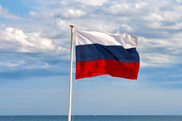 drapeau russe face à la mer