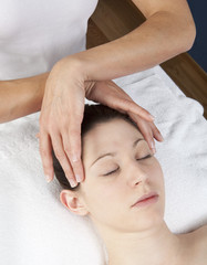 Obraz na płótnie Canvas headache relieving technique at the spa