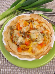 Kleine Quiche mit Gemüse in einer Tarte-Form