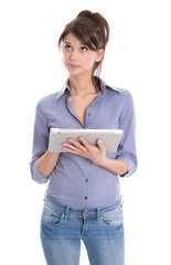 Networking: junge Frau isoliert in Blau mit Tablet-PC